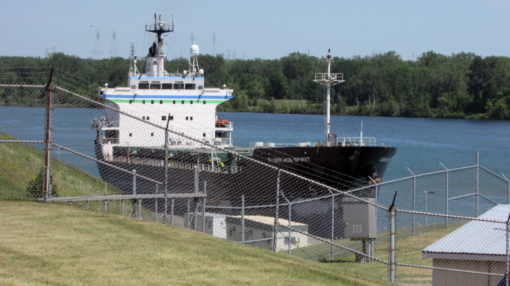 The Florence Spirit enters the Eisenhower Lock