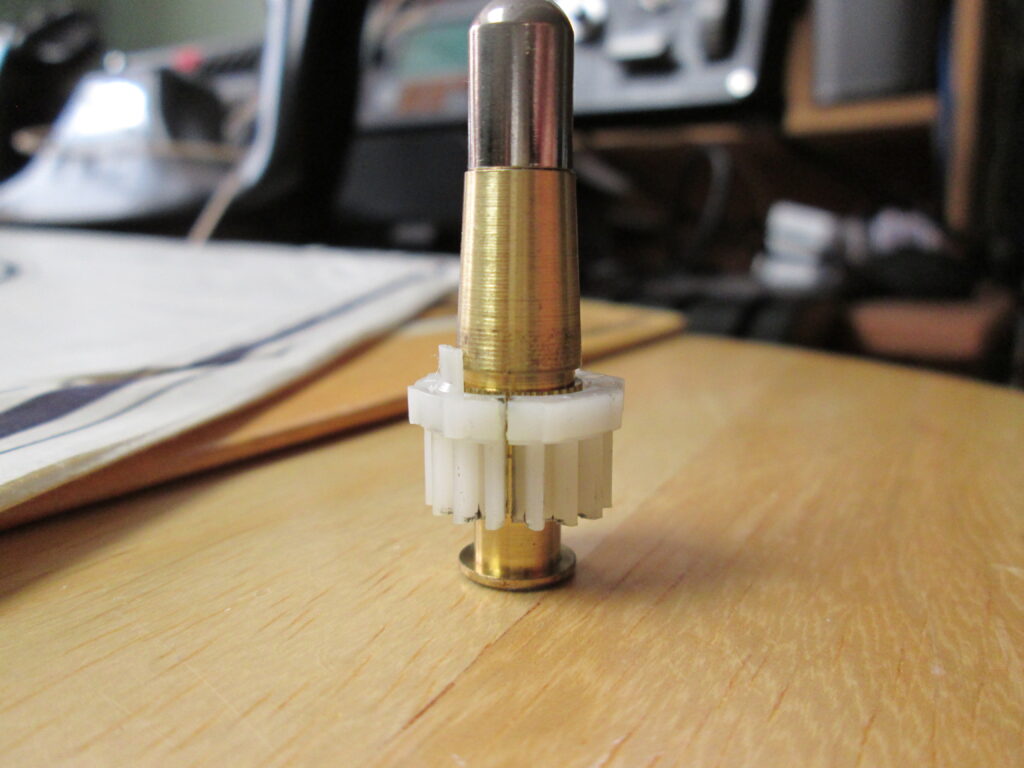 Spindle with gear for a Technics SL-BD20