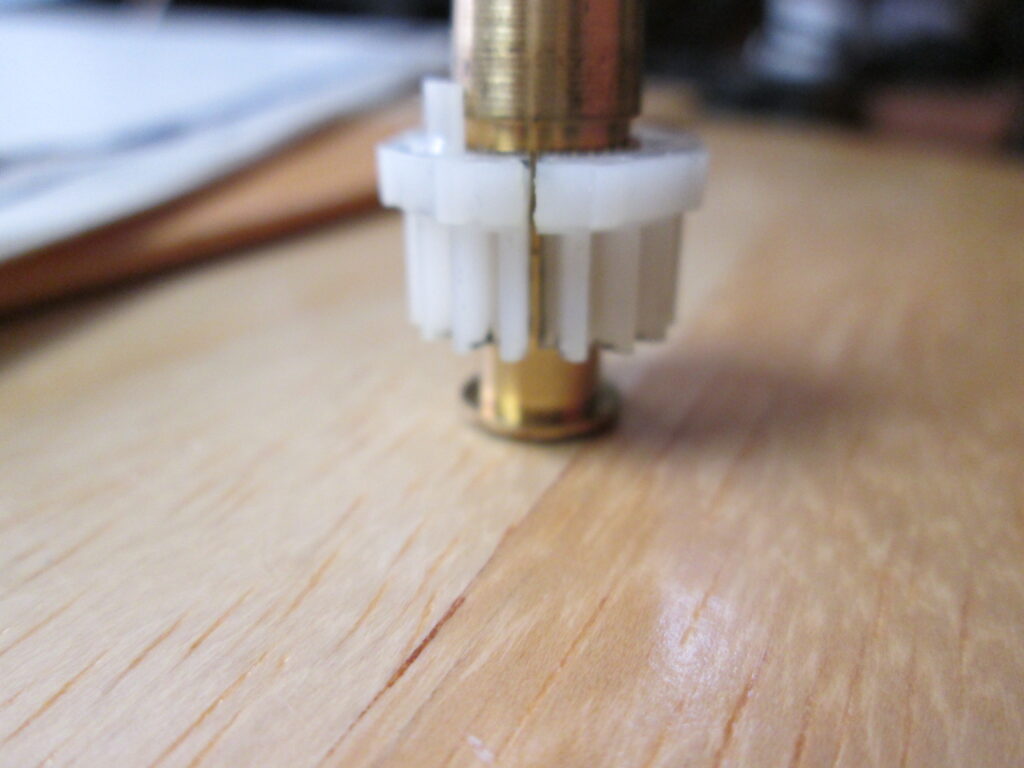 Closeup of the cracked gear on the Technics SL-BD20 spindle