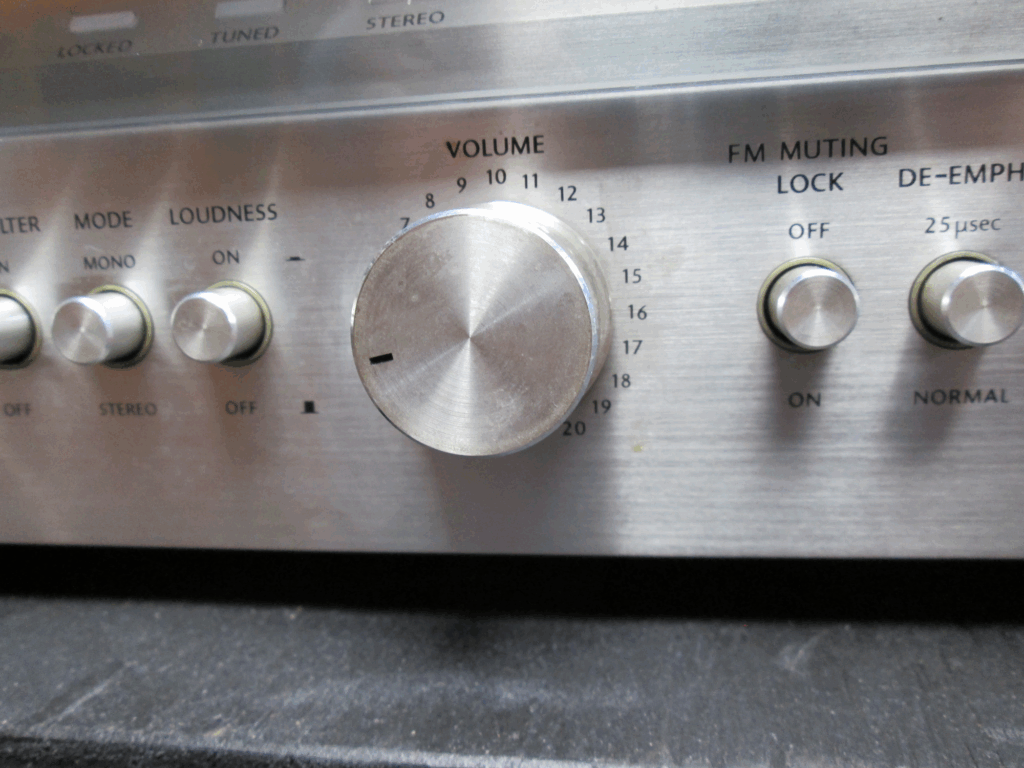 The volume control knob of an Onkyo TX-2500MKII with markings up to 20